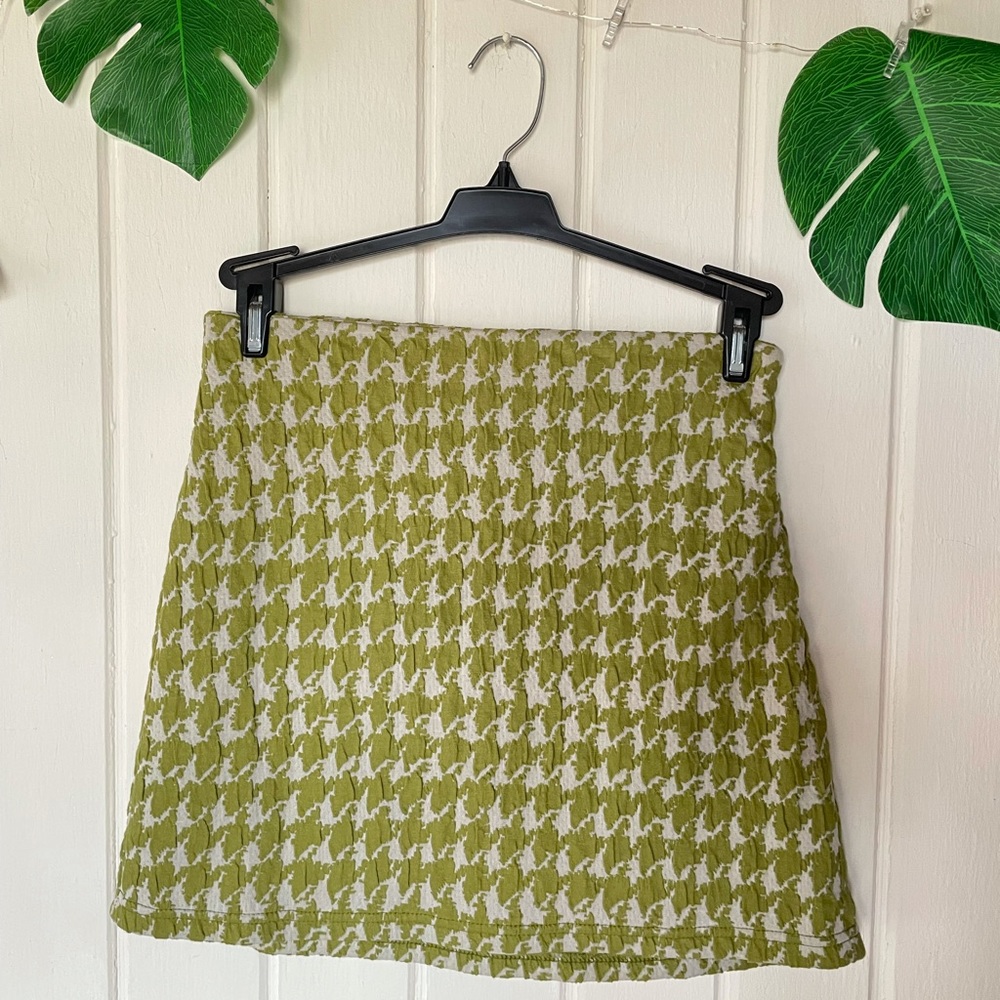 ✨BNWOT Green and White Mini Skirt ✨